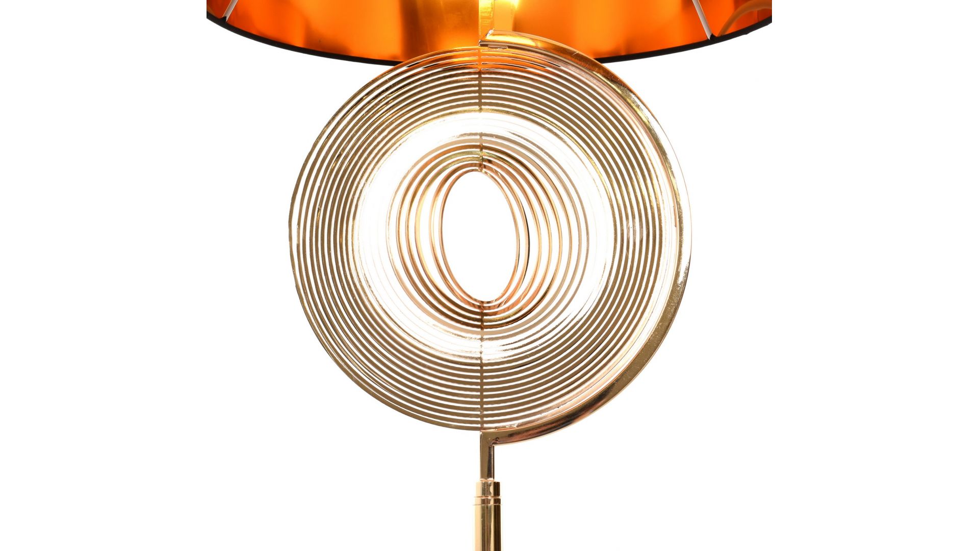 Lampa z charakterystycznym zdobieniem