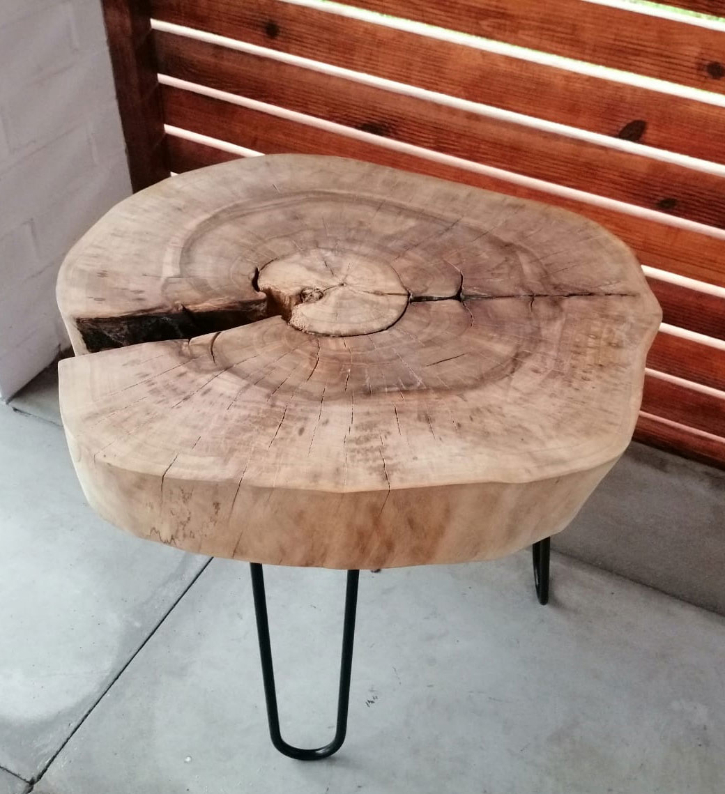 Niski stolik z drewna
