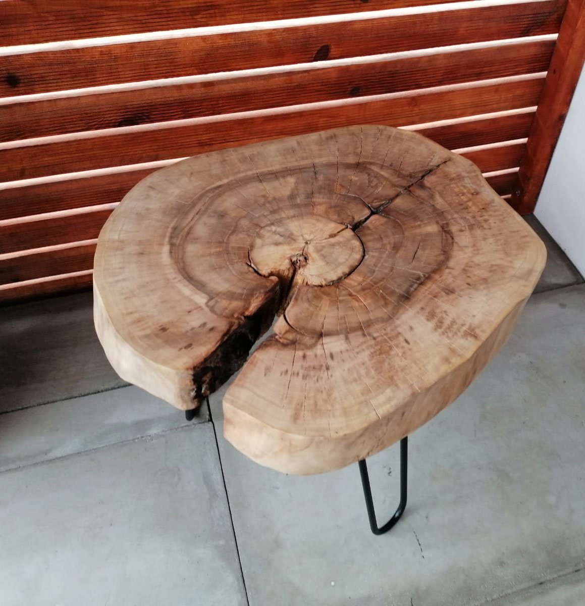 Unikatowy stolik z plastra z drewna