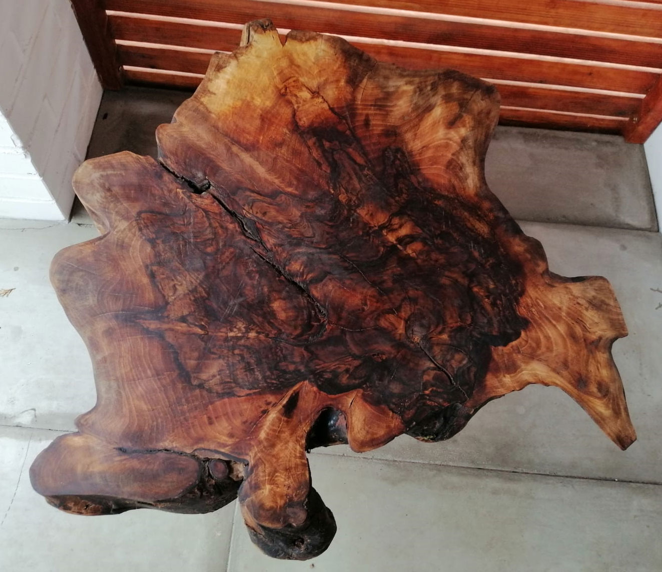 Mały stolik z drewna