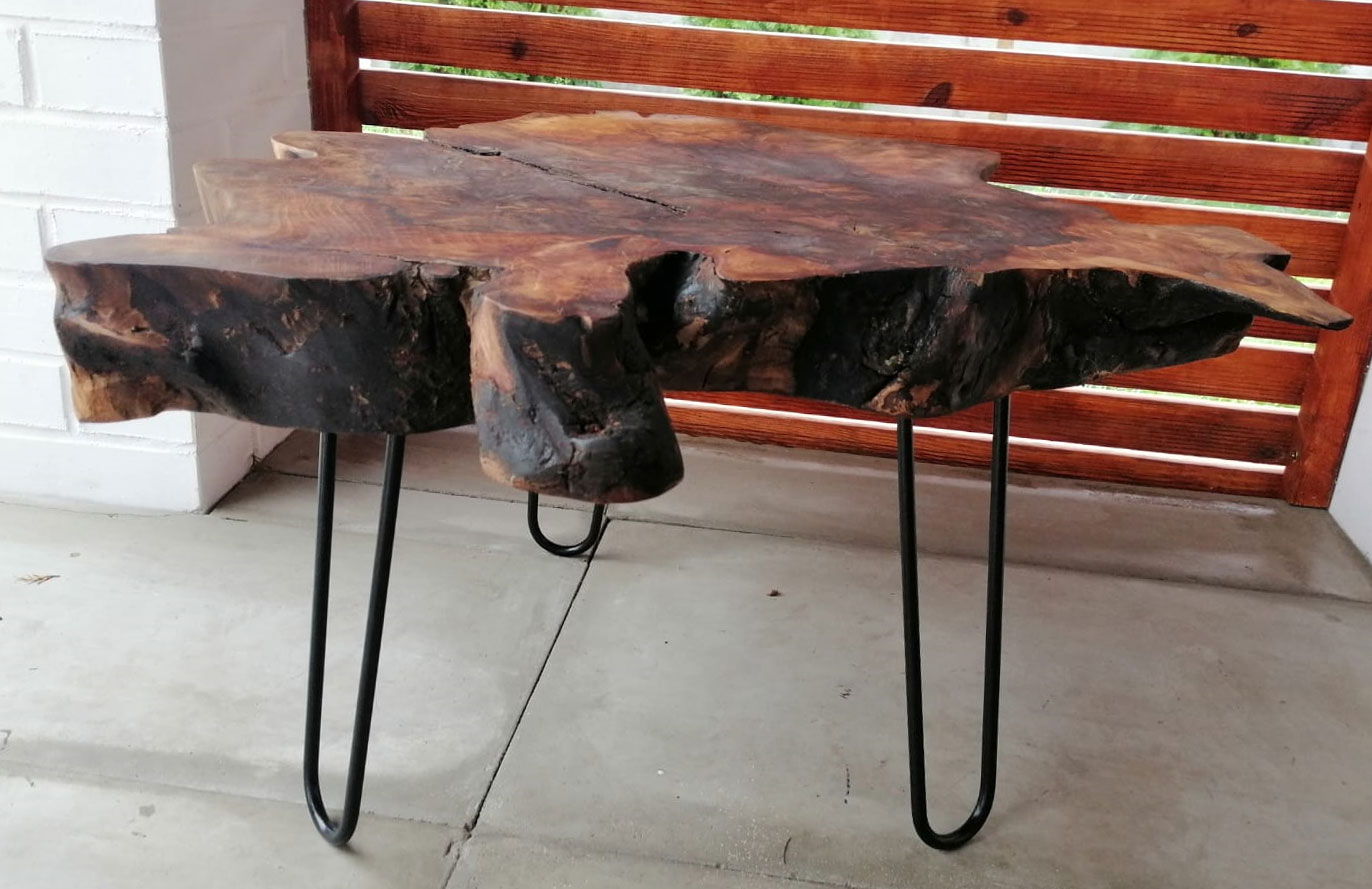 Nowoczesny stolik z drewna na wysokich nóżkach