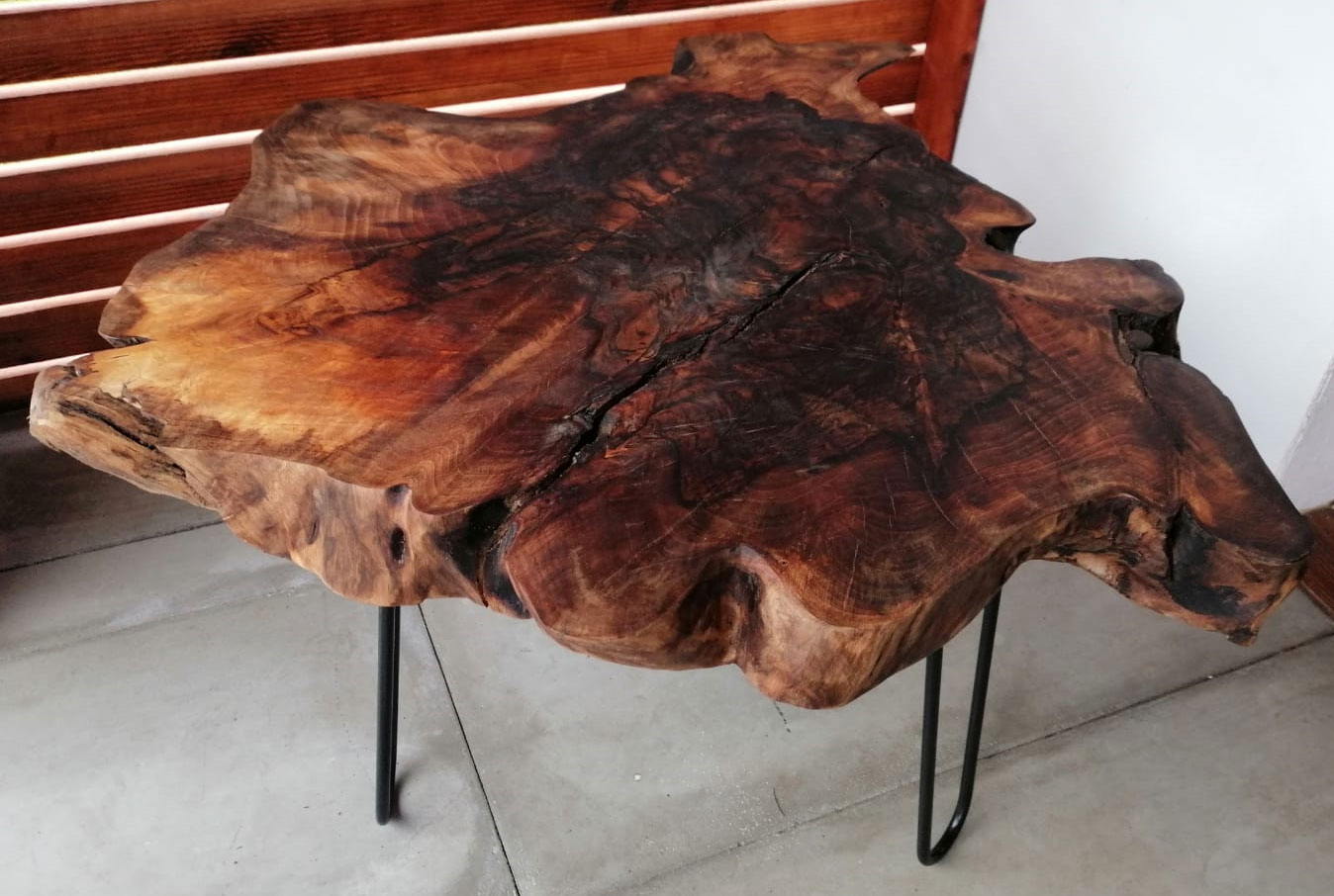 Unikatowy stolik z plastra drewna