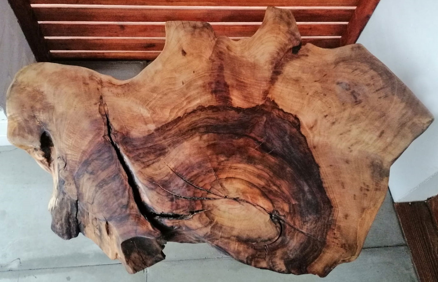 Stolik z plastra drewna