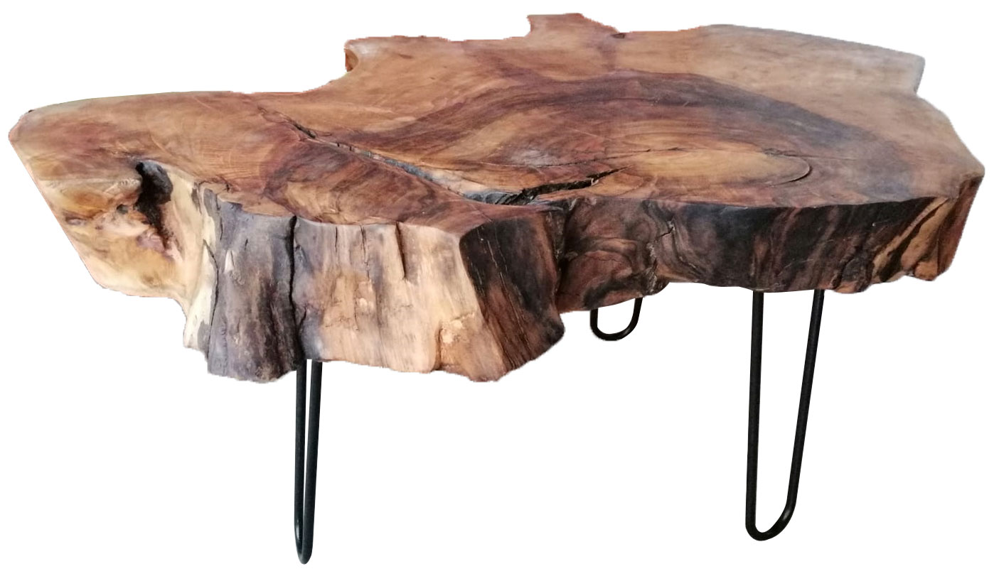 Drewniany stolik na wysokich nóżkach